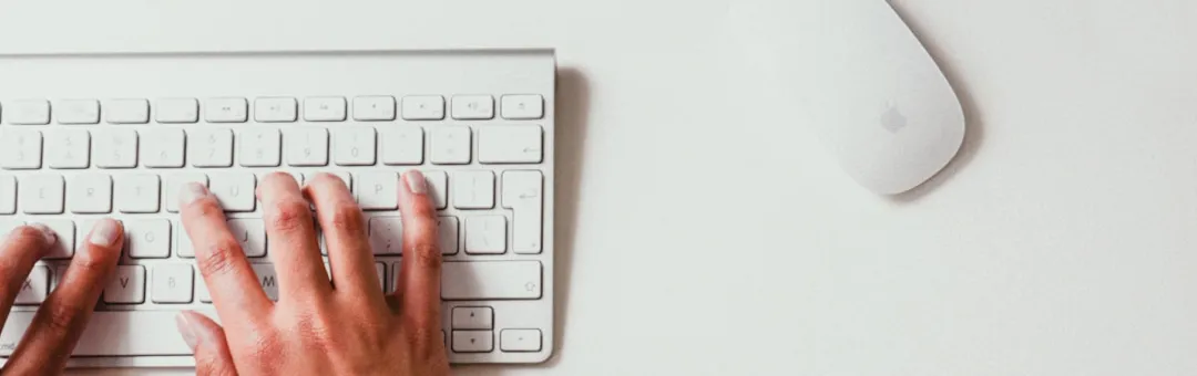 Photo d'un bout de clavier d'ordinateur portable.